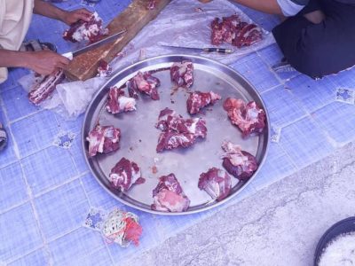 توزیع  گوشت قربانی در یکی از روستا ها ی بلوچستان